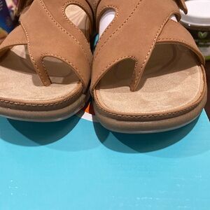 Bare traps sandal never been worn